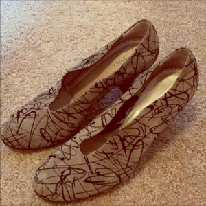 Beautiful brown and black pumps